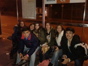 Marta,Jorge, Pablo, Uxia,Angela,Tania y Laura en la parada del bus