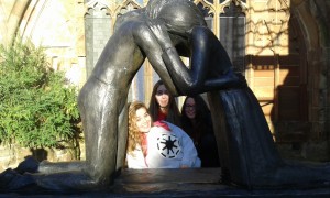 Carmen, Irene y Silvia en la Catedral de Coventry