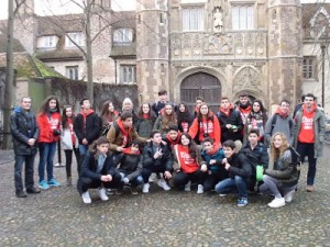 Foto de grupo delante del Trinity College_opt