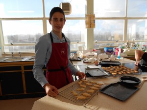 Preparando galletas en clase de cocina (8)-compressed
