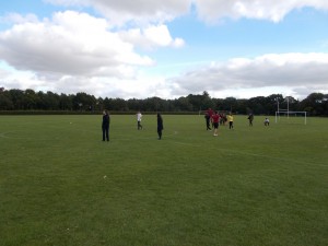 Jugando al fútbol en el campo del colegio