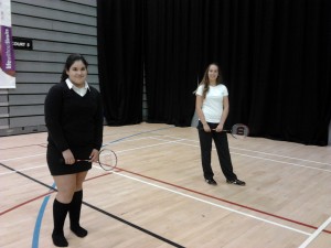 Sara e Maria xogando a badminton