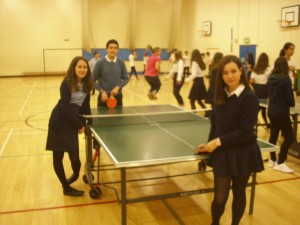 marta, maria y santiago jugando al ping pong