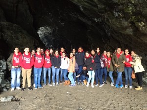 Foto grupal en la Cueva de Merlin