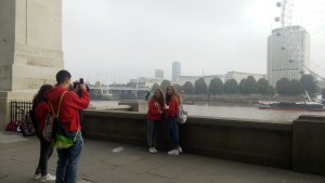 sacándonos fotos con el London Eye