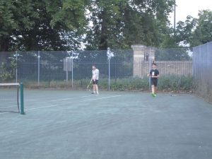 Edu jugando al tenis y Lucas al f+¦tbol tenis