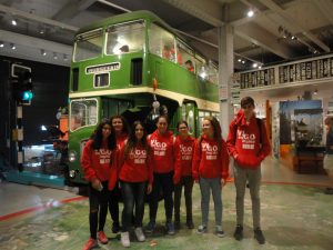 con-un-autobus-verde-en-el-museo-m-shed