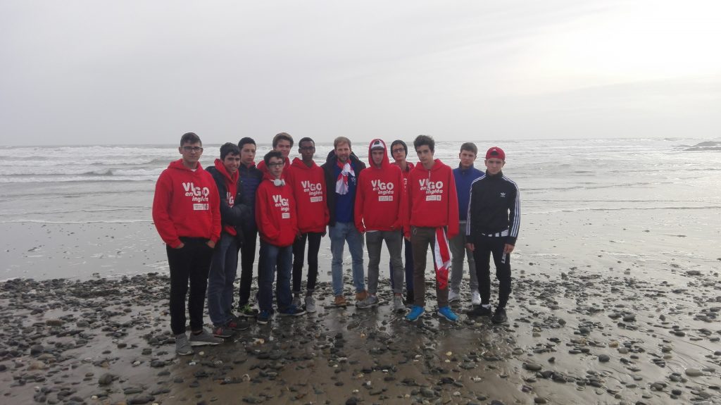 Todo el equipo delante del Celtic Sea, aprendiendo a valorar la fina arena de nuestras playas