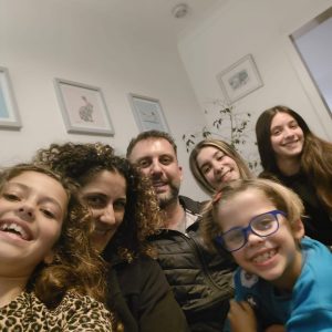 Lucía C. y Noelia con su host family